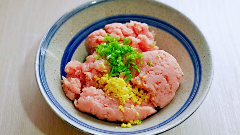 糯米肉丸子,肉糜放入大口器具中,加入切好的葱姜,<a style='color:red;display:inline-block;' href='/shicai/ 718'>料酒</a>。