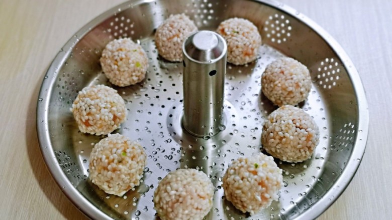 糯米肉丸子,依次做好,放入蒸屉上。(建议肉丸子不要太大,最好大小一致,这样比较好看)