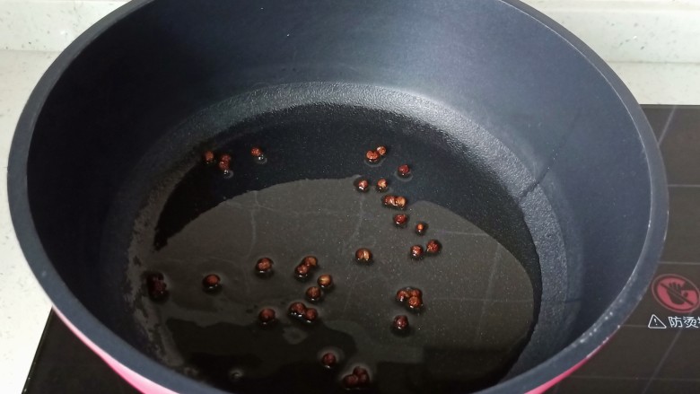 麻辣豆皮,锅里放适量的食用油,放入花椒炒香。
