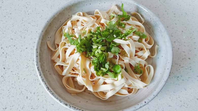 麻辣豆皮,豆皮,香菜淋上料汁拌均匀。