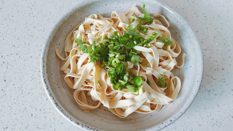 麻辣豆皮,豆皮，香菜淋上料汁拌均匀。