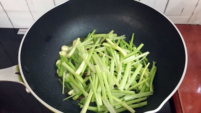 芹菜炒豆干,加入芹菜,炒至八成熟