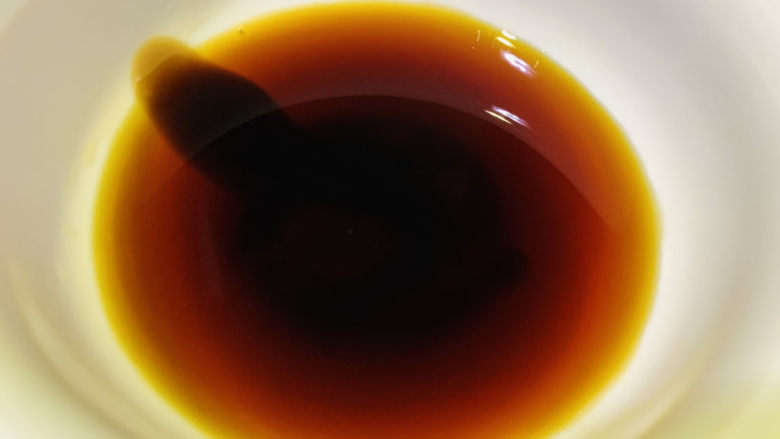 过桥豆腐,加3勺清水,并搅拌均匀料汁,待用