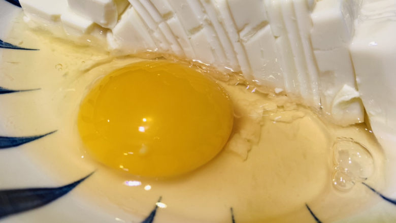 过桥豆腐,鸡蛋打入豆腐,一边一个
