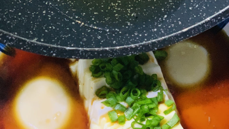 过桥豆腐,烧热的油淋在葱粒上,立马香味扑鼻