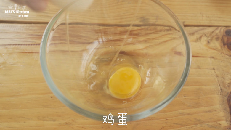 双重快乐的棉花糖脆皮松饼,料理盆中打入<a style='color:red;display:inline-block;' href='/shicai/ 9'>鸡蛋</a>，加入<a style='color:red;display:inline-block;' href='/shicai/ 219'>牛奶</a>，搅拌均匀。