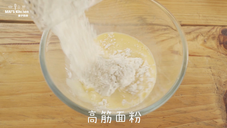 双重快乐的棉花糖脆皮松饼,加入<a style='color:red;display:inline-block;' href='/shicai/ 550'>高筋面粉</a>，<a style='color:red;display:inline-block;' href='/shicai/ 548'>低筋面粉</a>，干酵母，<a style='color:red;display:inline-block;' href='/shicai/ 869'>白砂糖</a>，食用盐，搅拌均匀后用手揉成团。