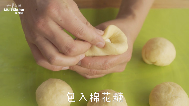 双重快乐的棉花糖脆皮松饼,面团分成均匀的8等份,中间包入<a style='color:red;display:inline-block;' href='/shicai/ 6083'>棉花糖</a>。