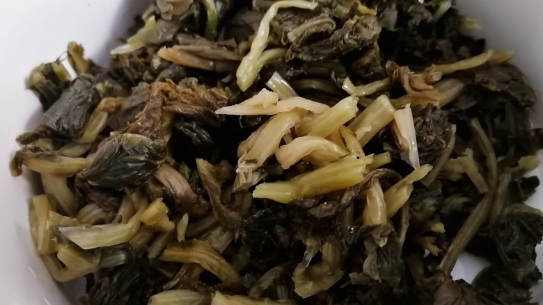 雪菜小黄鱼,腌制的雪菜有特殊的香味,攥干水份切碎。