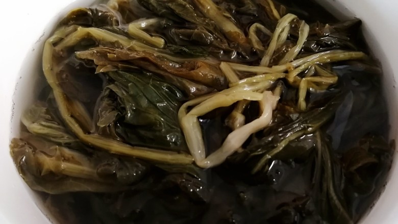 雪菜小黄鱼,<a style='color:red;display:inline-block;' href='/shicai/ 190'>雪菜</a>是腌制的要用清水泡上15分钟,清水洗干净。