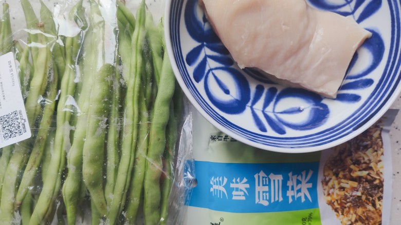 雪菜四季豆~超级无敌下饭菜,首先我们准备好所有食材(我用的是鸡胸肉,你也可以选择用猪<a style='color:red;display:inline-block;' href='/shicai/ 429'>瘦肉</a>)