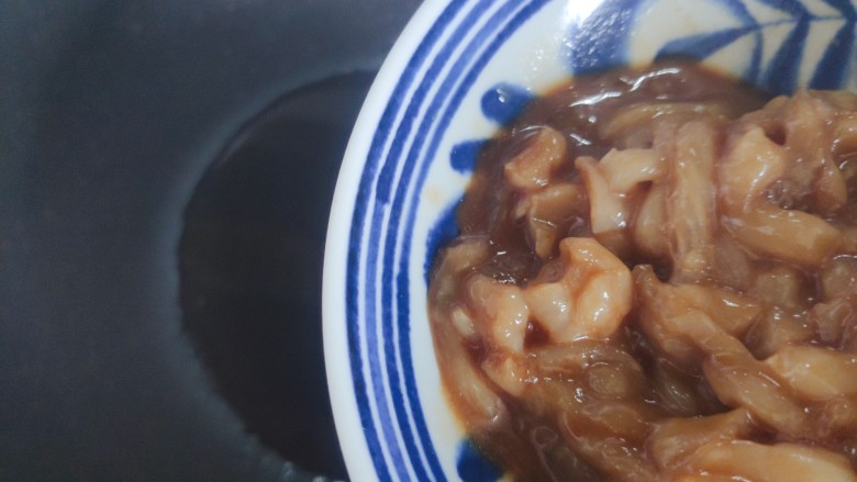 雪菜四季豆~超级无敌下饭菜,待锅内油热,下肉丝