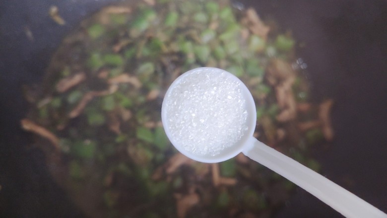雪菜四季豆~超级无敌下饭菜,加一小勺细砂糖,翻炒均匀,即可