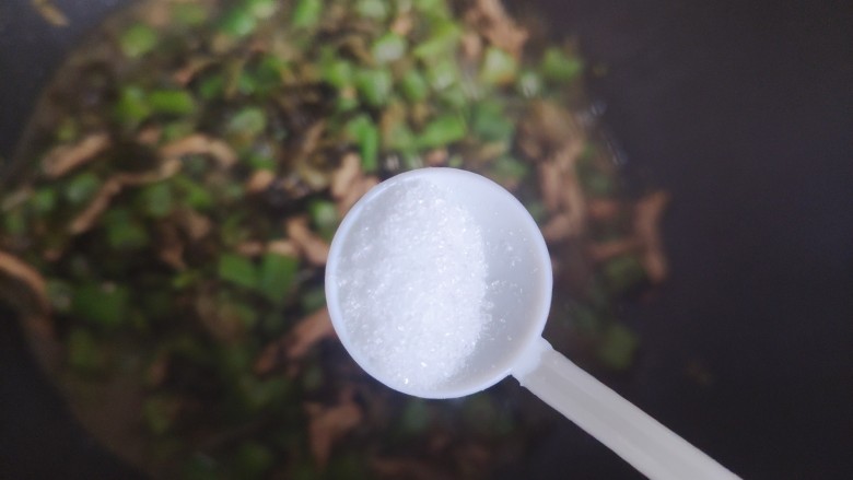 雪菜四季豆~超级无敌下饭菜,加少许细盐(由于雪菜本身带有咸味,所以细盐不要加多了,以免过咸)