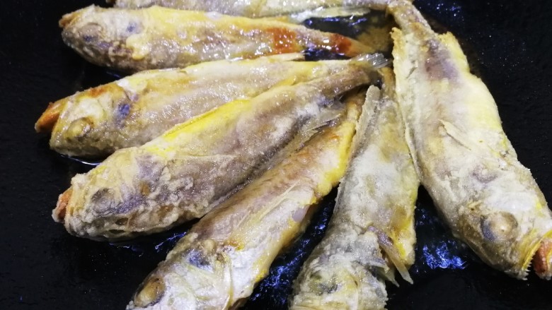 雪菜小黄鱼,煎至两面金黄,盛出备用。