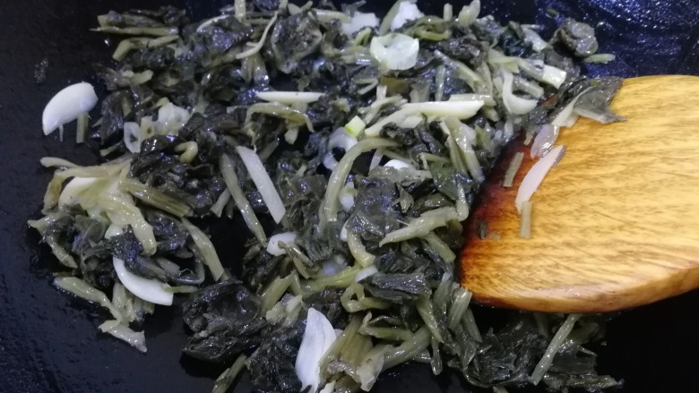 雪菜小黄鱼,放入雪菜翻炒一会,炒出香味。