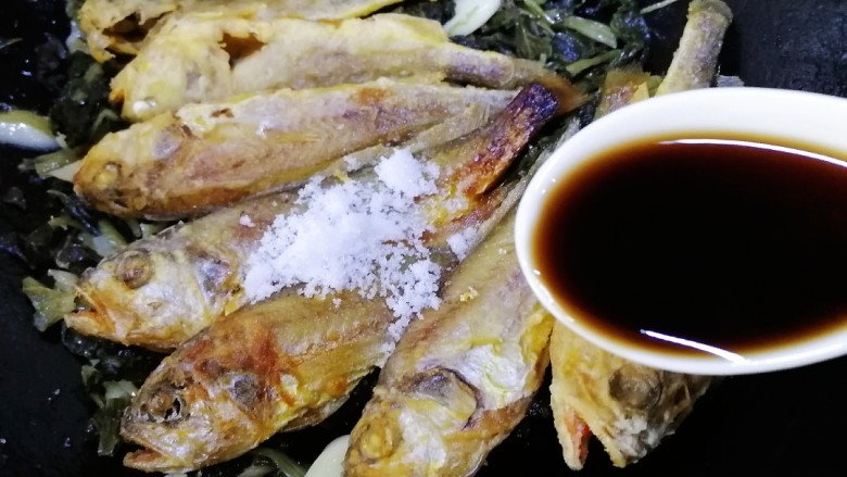 雪菜小黄鱼,加醋,<a style='color:red;display:inline-block;' href='/shicai/ 10588'>糖</a>增鲜。
