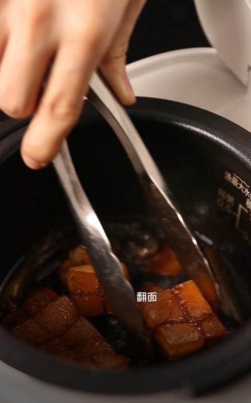 东坡肉,再翻个面,再加水到肉块三分之二
