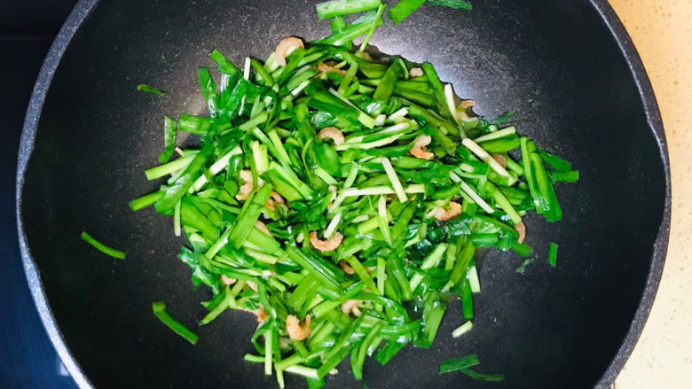 韭菜炒虾米,快速翻炒至韭菜断生恹恹,就可以了
