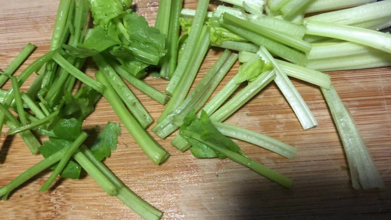 芹菜炒豆干,切段。