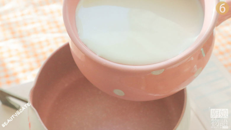 新年什么甜品最应景?当然是一份能吃的「五福饱饱碗」啦~,奶茶:锅里倒入300g牛奶,加入1个茶包和20g白糖,煮沸倒出备用。