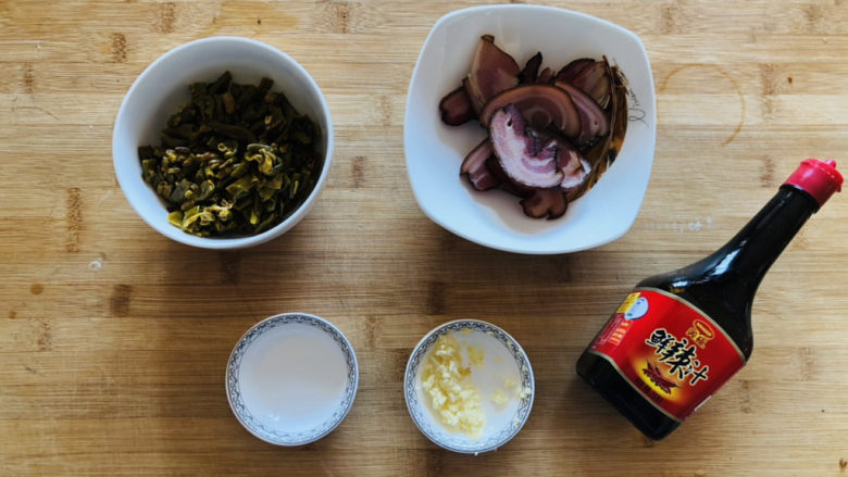 酸豆角炒腊肉,先把需要的食材提前准备好。
这里用到的<a style='color:red;display:inline-block;' href='/shicai/ 5085'>酸豆角</a>是从超市里买的瓶装的小咸菜,日常喝粥搭配着吃非常不错。