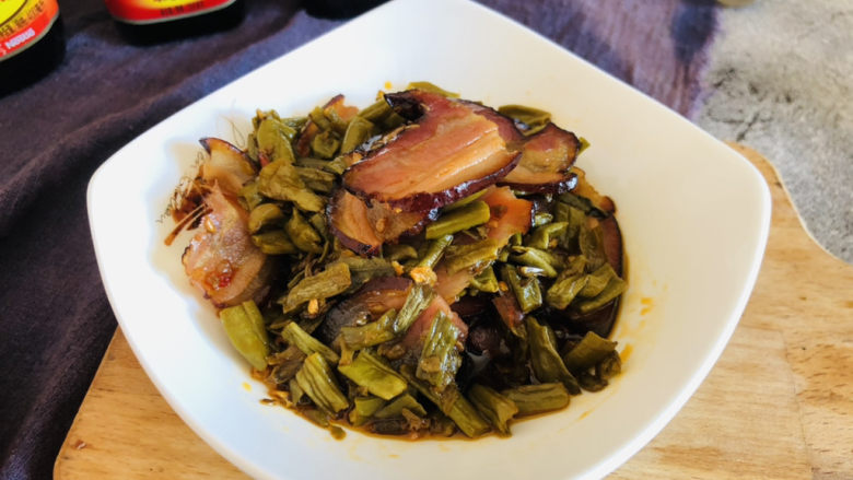酸豆角炒腊肉,配着米饭超级下饭哦~