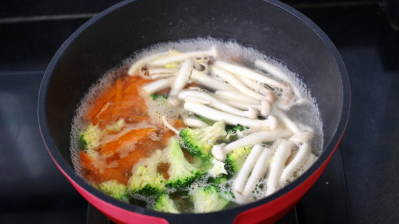 三鲜日式豆腐,把西兰花和胡萝卜,海鲜菇也焯一下水盛出。