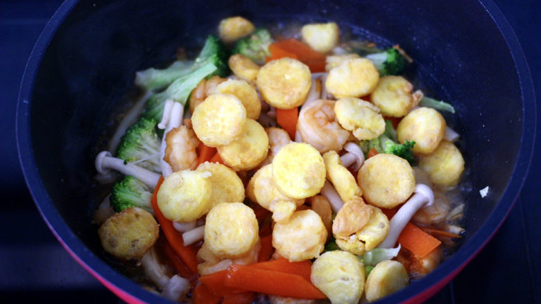 三鲜日式豆腐,大火翻炒均匀后,放入煎好的豆腐。
