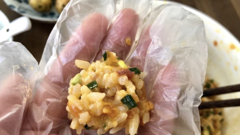糯米肉丸子,带上手套,占一点水抓起糯米