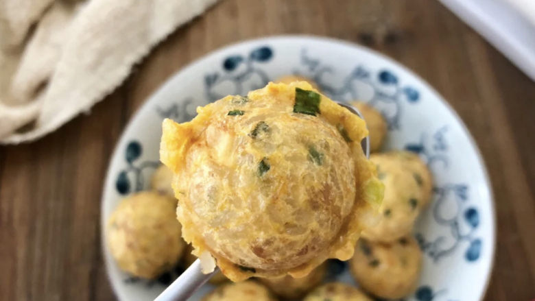 糯米肉丸子,如果做得大的边上会多出来一点,可以用剪刀剪去。