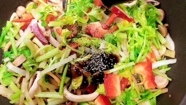 芝士焗意面,加入盐、耗油、黑胡椒碎,翻炒均匀。