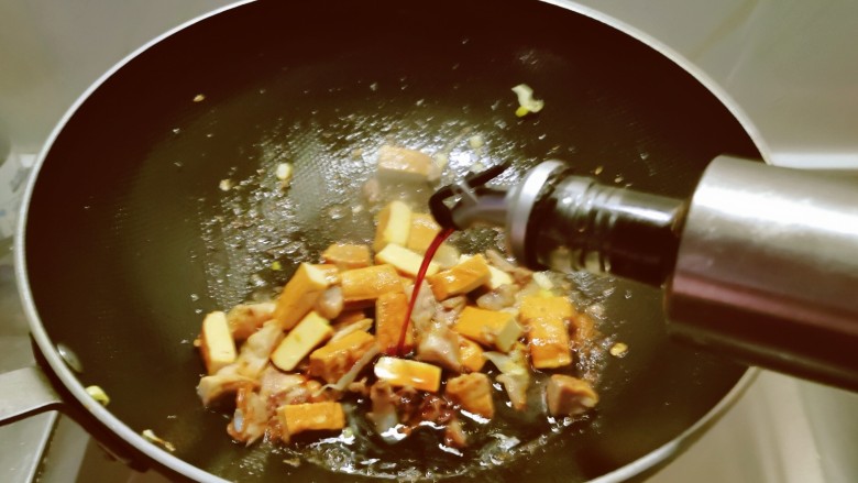 芹菜炒豆干,放入豆干翻炒,倒入<a style='color:red;display:inline-block;' href='/shicai/ 692'>酱油</a>提味。