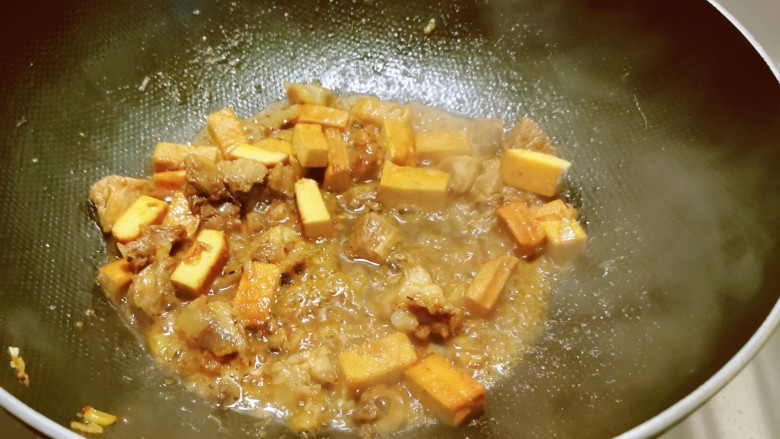 芹菜炒豆干,倒入100克清水,翻炒入味