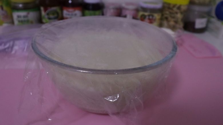 紫薯开花馒头,面团发酵至2倍大,用手指在面团表面戳洞,不回缩,不聚拢,说明面团发酵好了^o^