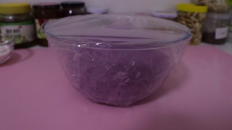 紫薯开花馒头,紫薯面团发酵至2倍大,用手指在面团表面戳洞,不回缩,不聚拢,说明面团发酵好了^o^