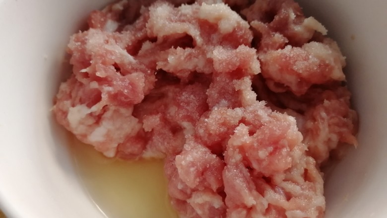 过桥豆腐,前槽肉绞成肉泥,加<a style='color:red;display:inline-block;' href='/shicai/ 718'>料酒</a>去腥、加半小勺盐入底味拌匀。