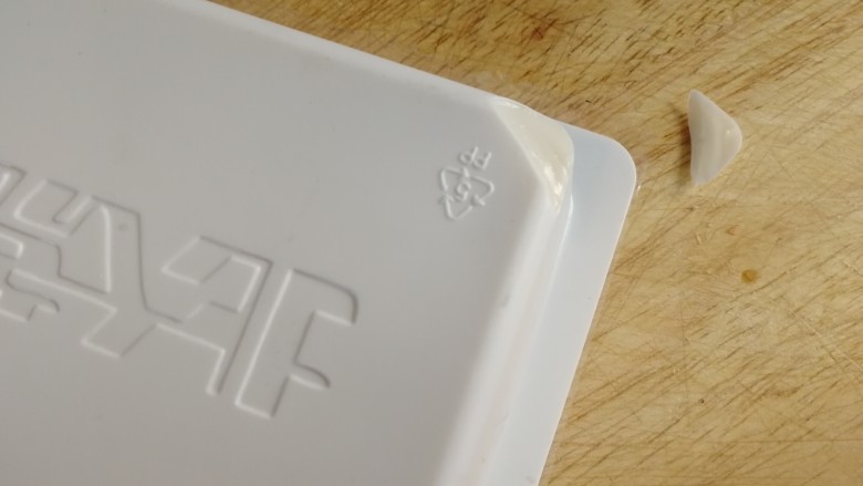 过桥豆腐,<a style='color:red;display:inline-block;' href='/shicai/ 474'>内酯豆腐</a>切掉盒子一个小角,揭去封膜就很容易的扣出来了。
