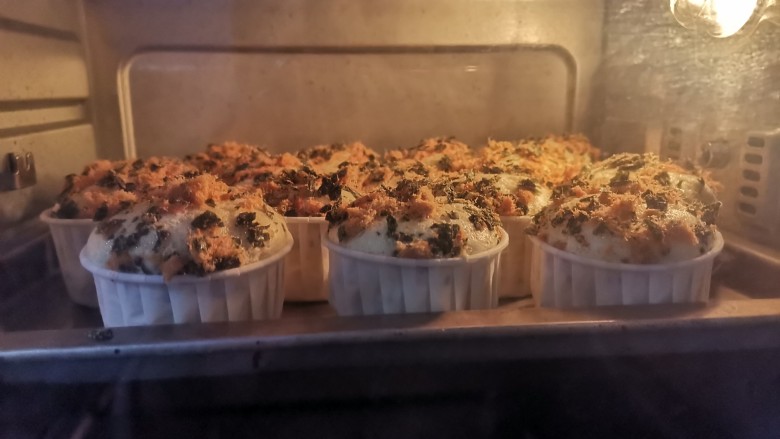 海苔肉松纸杯蛋糕🍰,送入预热好的烤箱,上下火150度烤30分钟