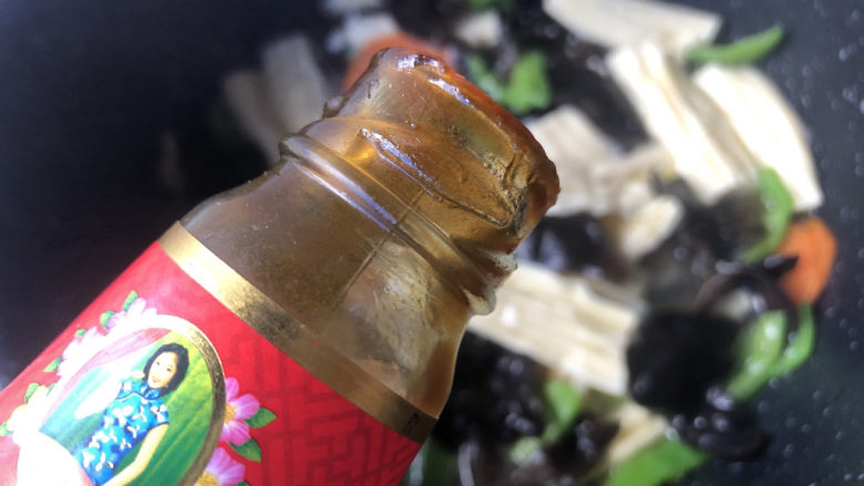 腐竹炒木耳,加入调料,炒匀入味。