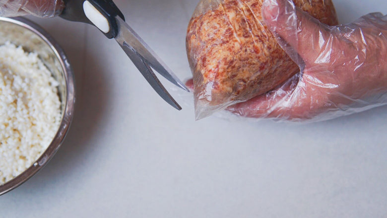 糯米肉丸子,将肉馅放入一个食品袋中,用厨房剪刀剪开一个角,形成一个漏斗形的小口,每次挤一个圆球。