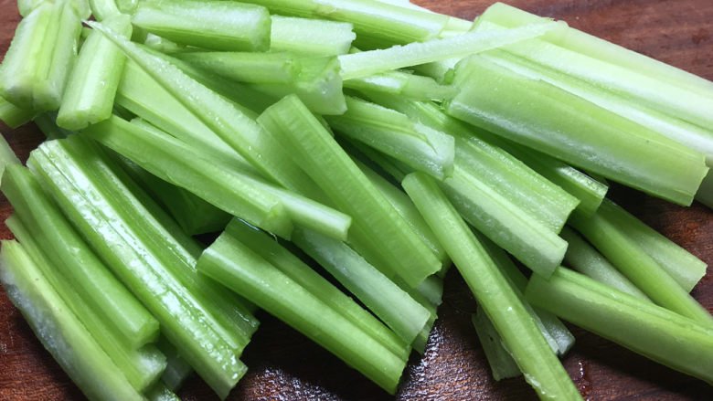 芹菜炒豆干,芹菜切小段