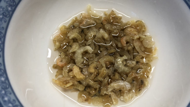 韭菜炒虾米,加入少量温水,将海米泡软