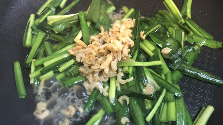 韭菜炒虾米,倒入海米,泡海米的水一起加进去
