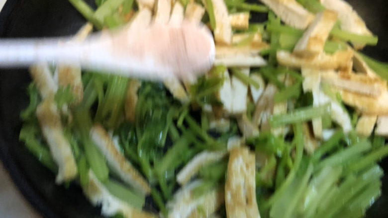 芹菜炒豆干,加入适量盐