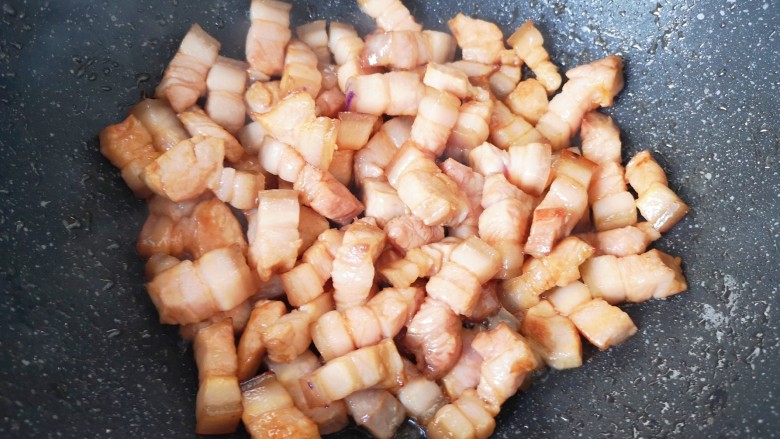 素鸡烧肉,炒锅内倒适量的<a style='color:red;display:inline-block;' href='/shicai/ 848'>菜籽油</a>烧热,下入五花肉煸炒至有点焦黄色。