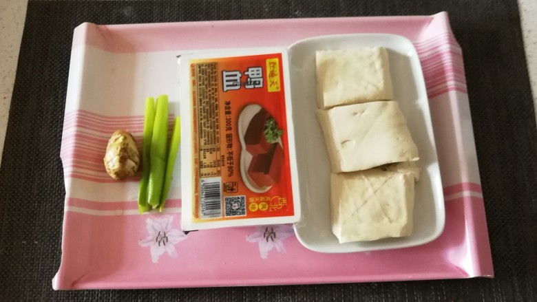 鸭血豆腐汤,食材准备好。