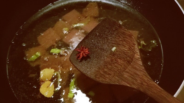 鸭血豆腐汤,加入足够量的清水,放入<a style='color:red;display:inline-block;' href='/shicai/ 695'>八角</a>,大火烧开。