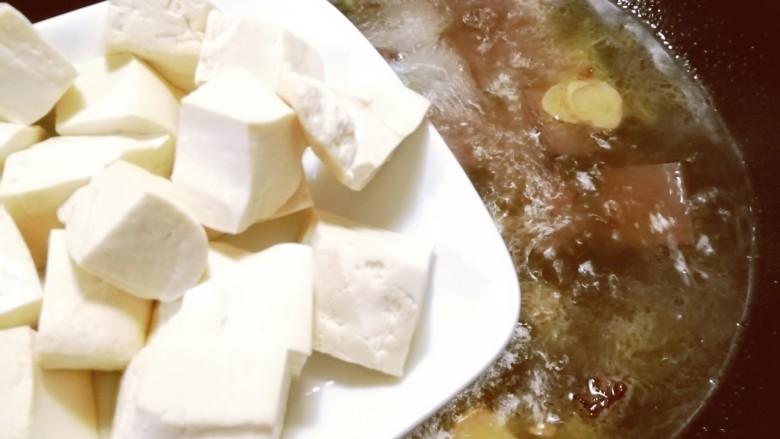 鸭血豆腐汤,放入豆腐,大火烧开。