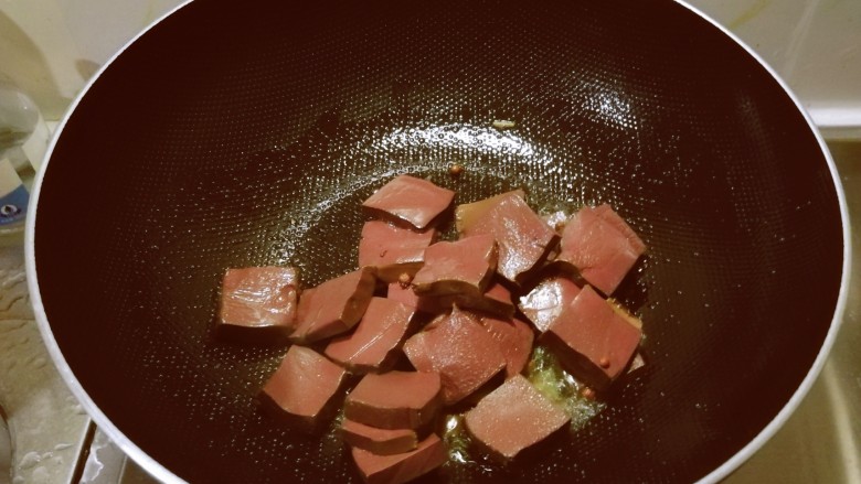 鸭血豆腐汤,放入鸭血,小心翻炒。